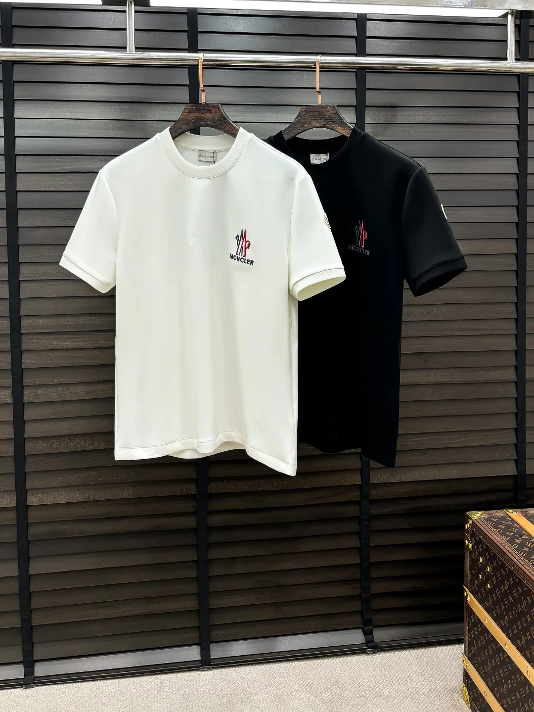24 Moncler # 26 T， ， ， ， ， ！ ， ， ， ， Classic , ， ， ， ， ， ！ ， ！ , . , , 2023 . : Black/White Size:S M L XL 2XL